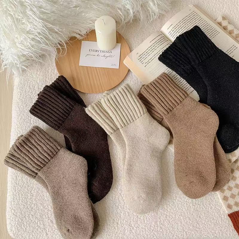 Five pairs of solid color autumn and winter warm terry thick socks, comfortable and soft