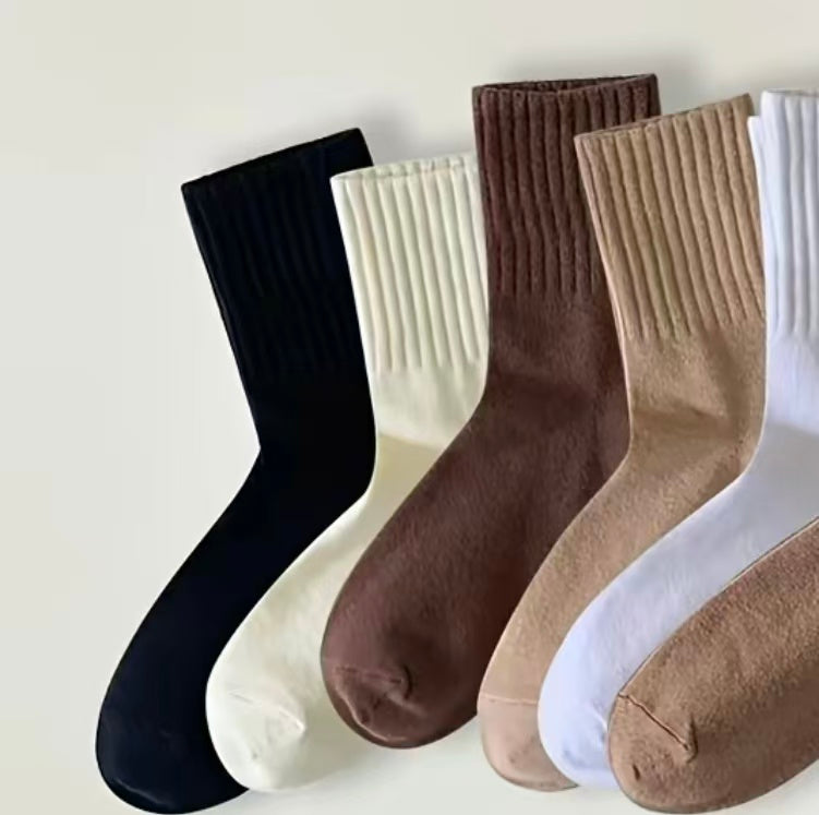 5 Pairs of Women's Solid Color Mid-Calf Socks, Knitted for All Seasons, Casual, Warm, and Versatile